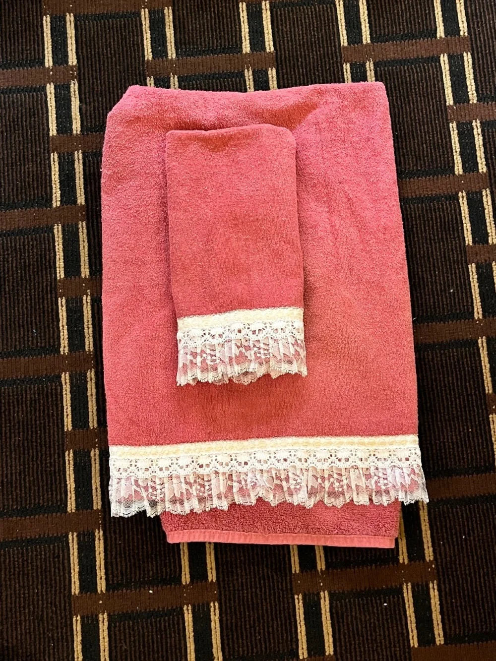 Vintage Cannon Bathroom Towels Pink / Burgundy with White Lace 100% Cotton 744